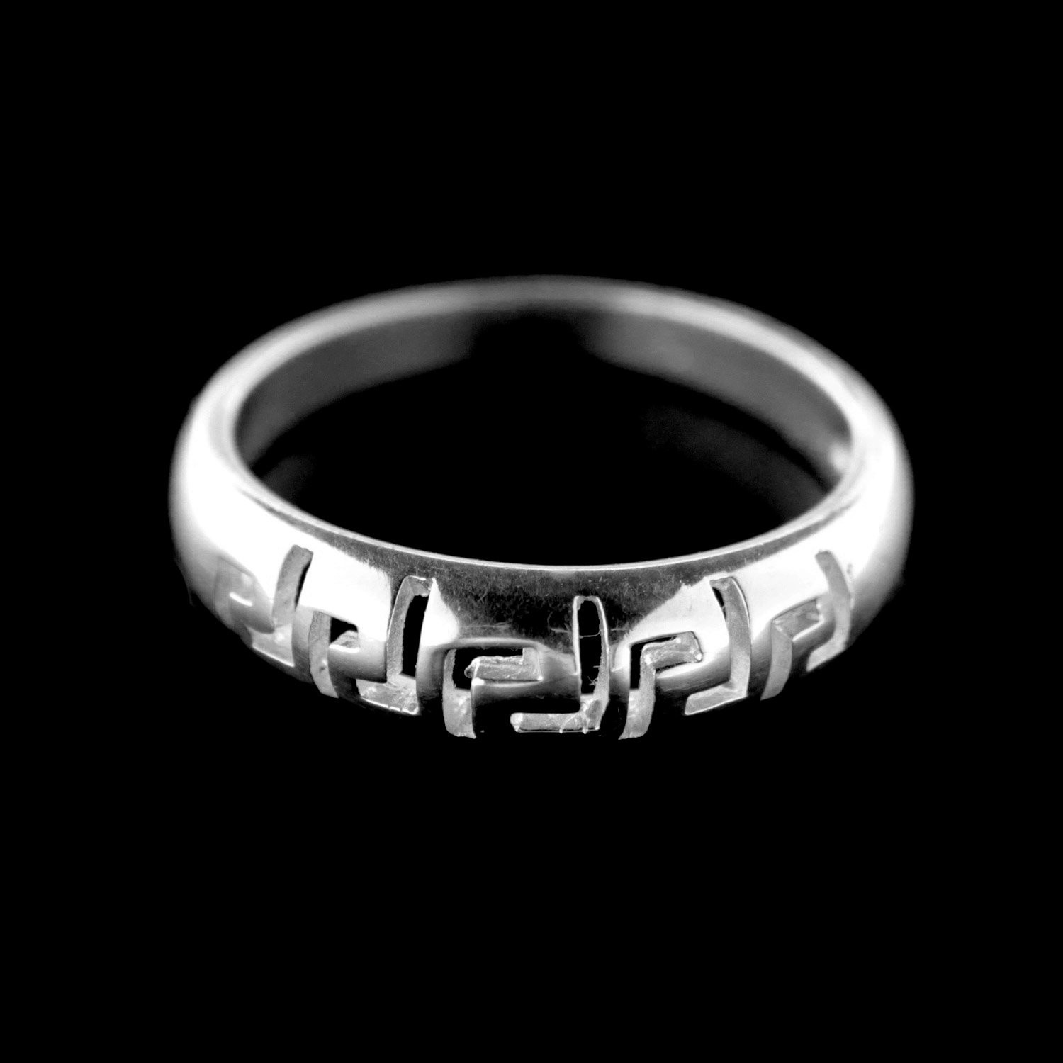 Серебряное кольцо турфирма. Silver Ring. С кольцо серебро армянские буквы. Кольцо серебряное в виде города Берлин. Кольцо серебро в виде солнце на черном фоне.